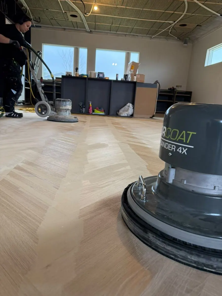 Upprunalegt stofugólf endurlífgað · Fura · Lakk